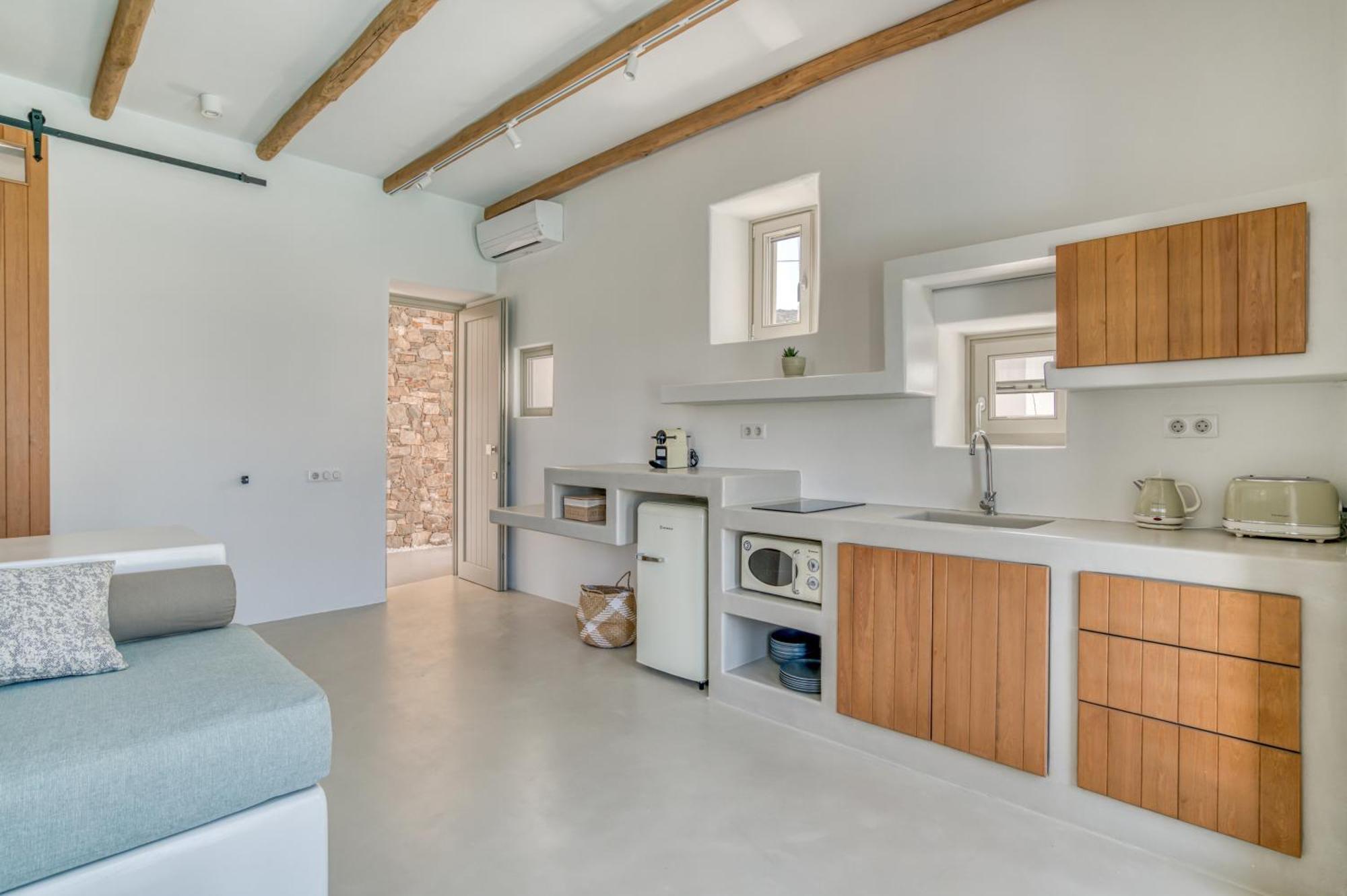 Lil Paros Luxury